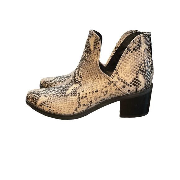 Blondo Eliza WATERPROOF Womens Sz 8M Faux Snakeskin Cut Out Ankle Boots Booties - Picture 3 of 8
